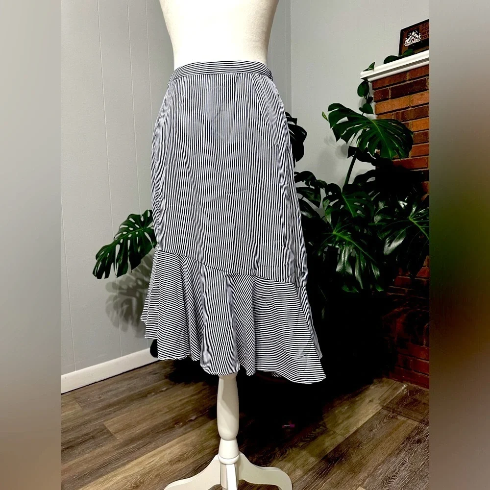 🛍️ Gianni Bini white blue striped wrap style skirt with zipper closure.